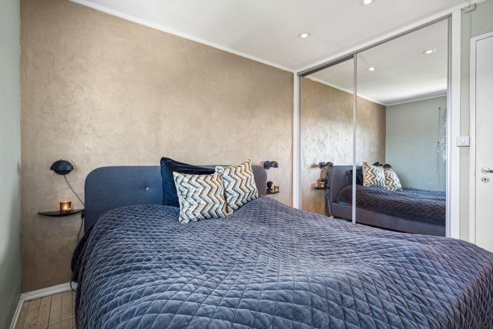 Hovedsoverom med plass til dobbeltseng og tilhørende nattbord, samt praktisk skyvedørsgarderobe med speilfronter. Galleribilde