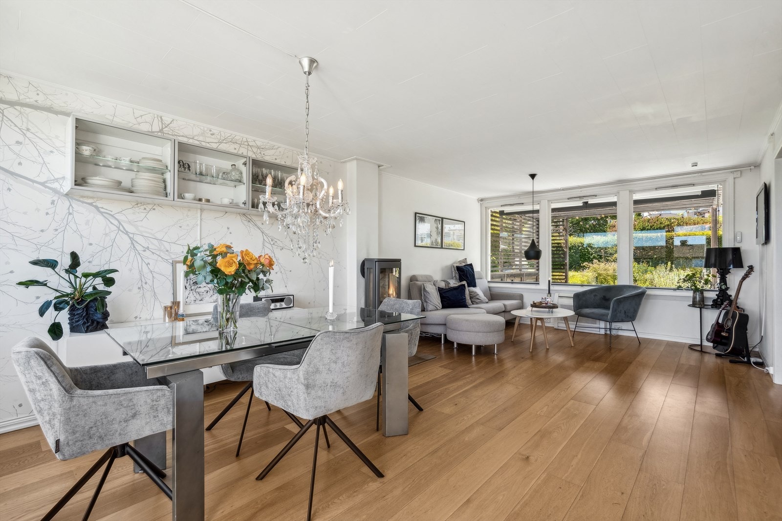 Stuen er hjertet i huset og er enkel å innrede i flere soner. Veggen bak spisebordet er nå malt i en lun og fin beige-tone. Galleribilde