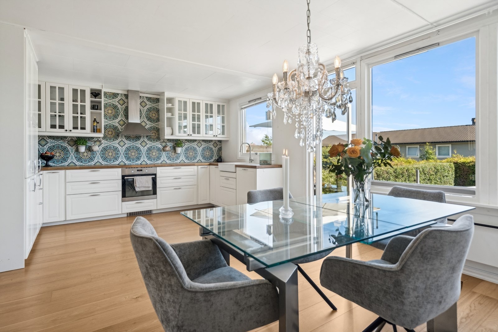 Boligen går over tre etasjer og har en fin planløsning - i 1. etasje er det åpen løsning mellom stue og kjøkken. Galleribilde