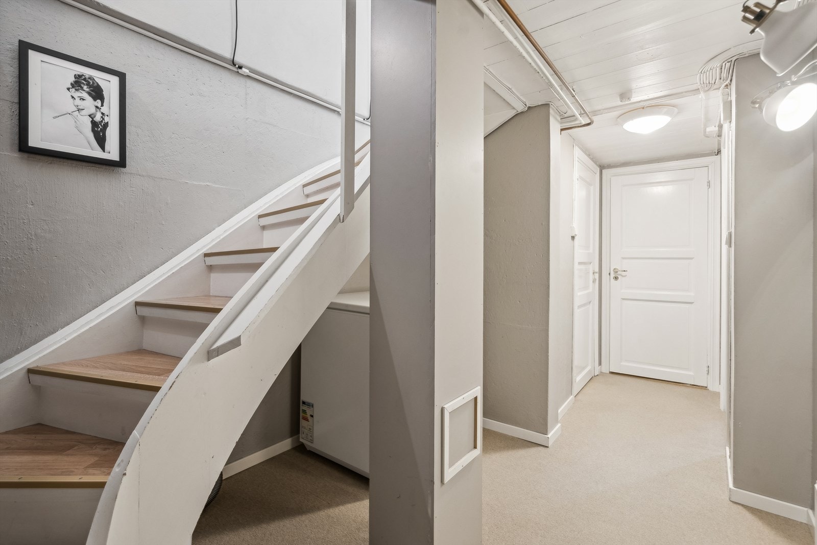 Kjeller - kjelleren består av gang med trapp, kjellerstue (ikke omsøkt/godkjent), bad og fire boder. Galleribilde