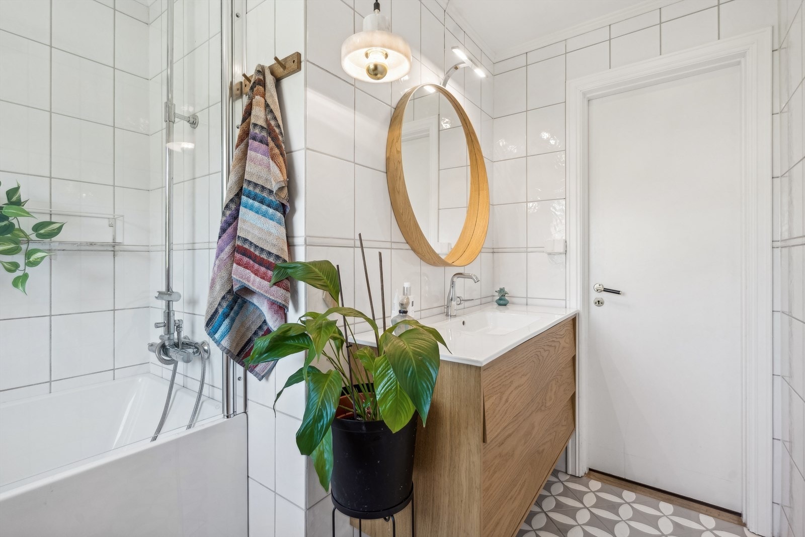 Badet er innredet med baderomsinnredning med nedfelt servant, speil, vegghengt toalett, badekar og dusjmulighet. Galleribilde