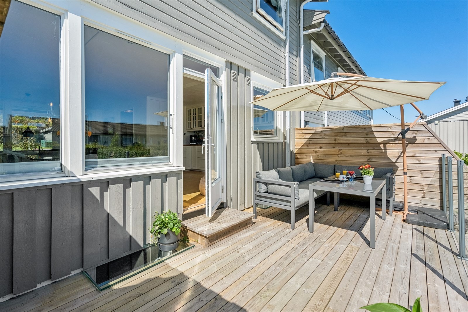 Terrassen på denne siden er sørvendt og har god plass til utemøbler og grill. Galleribilde
