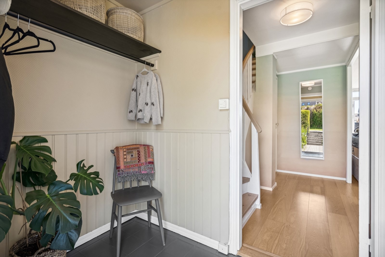 Praktisk og hyggelig entré med åpen garderobeløsning, og plass til ytterligere entrémøblement. Galleribilde
