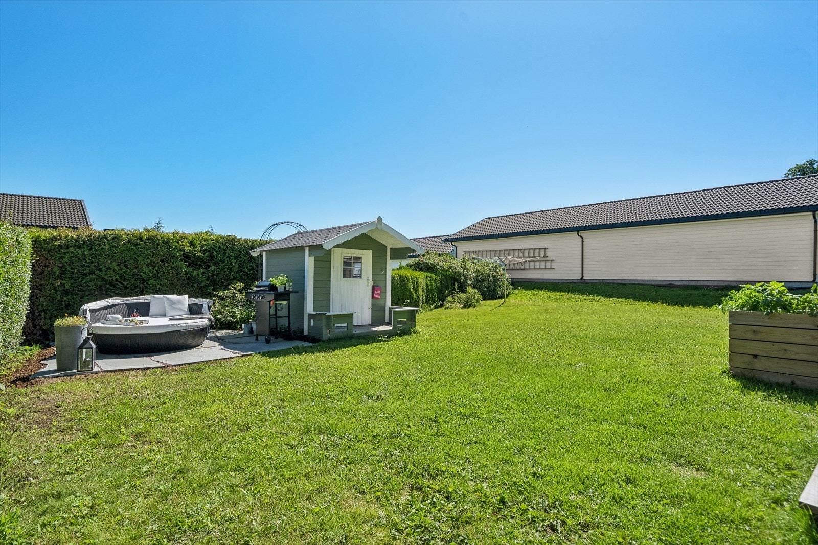 Uteområdet vender mot et åpent og grønn hage. (ingen skille mellom andelene). Galleribilde