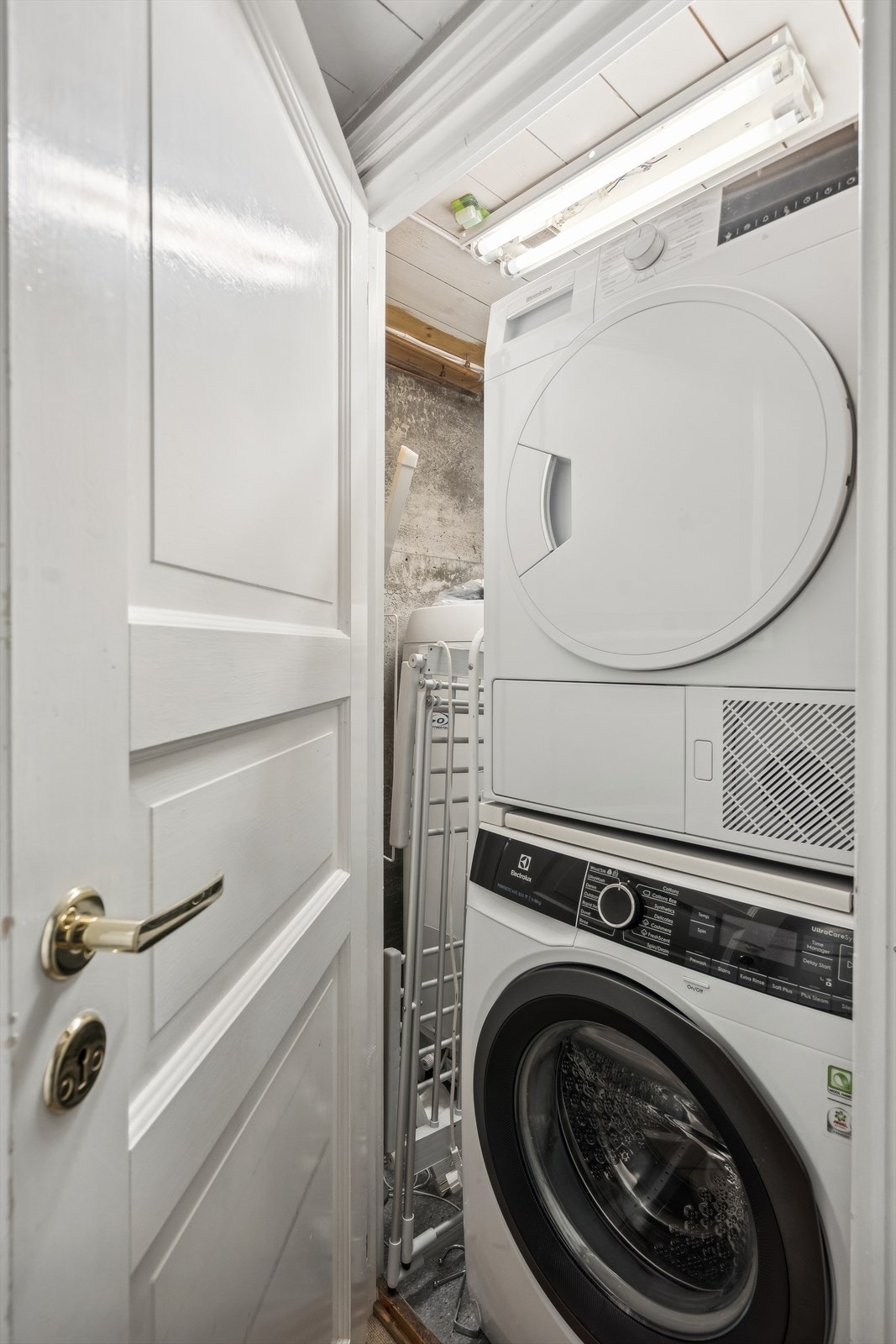 Bod i kjeller benyttes som vaskerom, og huser også boligens varmtvannsbereder. Galleribilde