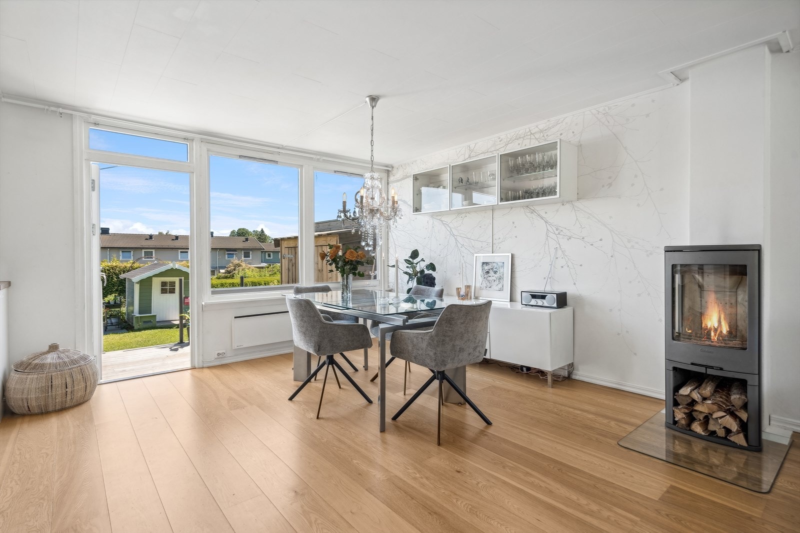 God plass til stort spisebord i tilknytning til kjøkkenet. Galleribilde