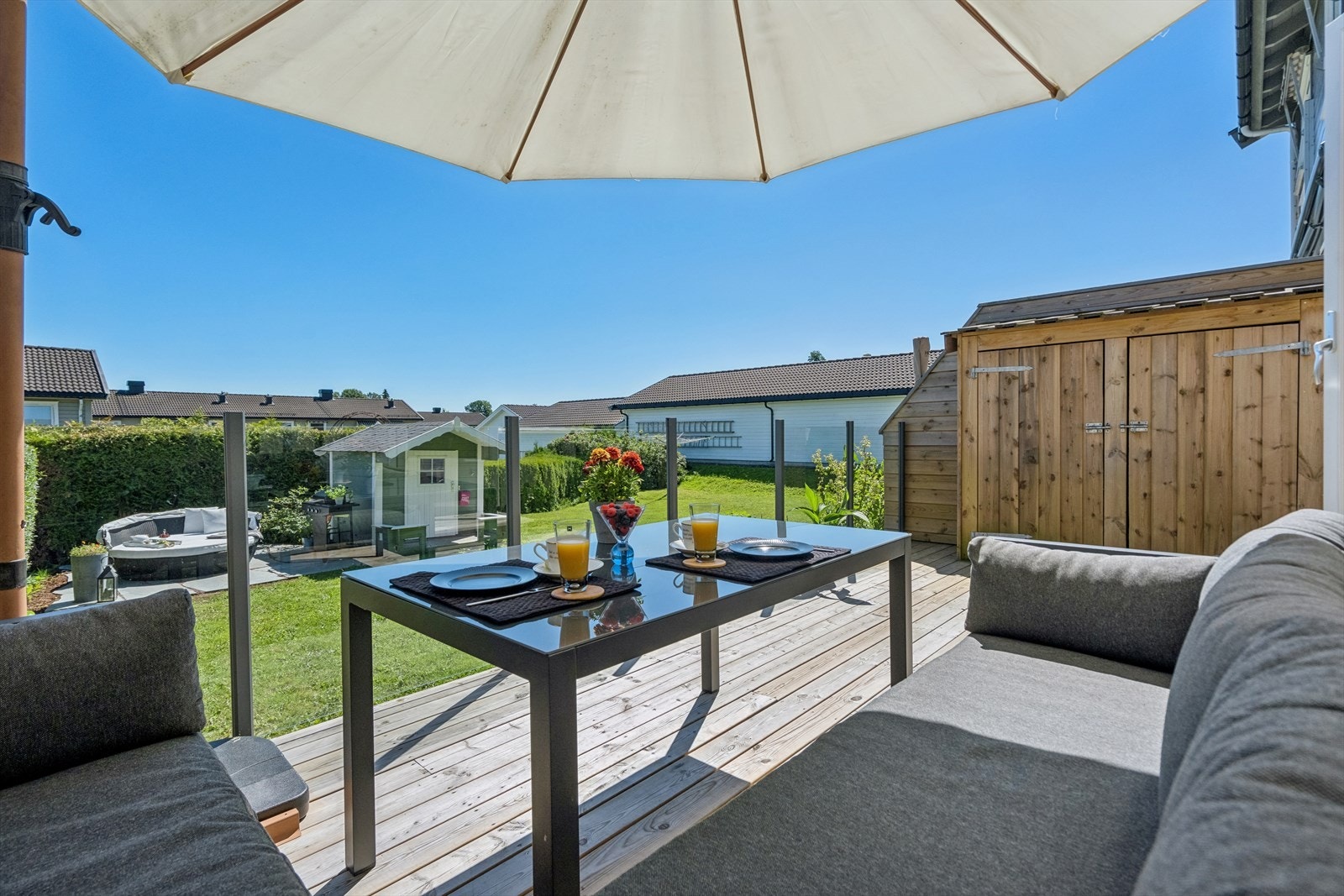 Glassrekkverk gir et lett og moderne uttrykk, samtidig som utsynet bevares. Galleribilde