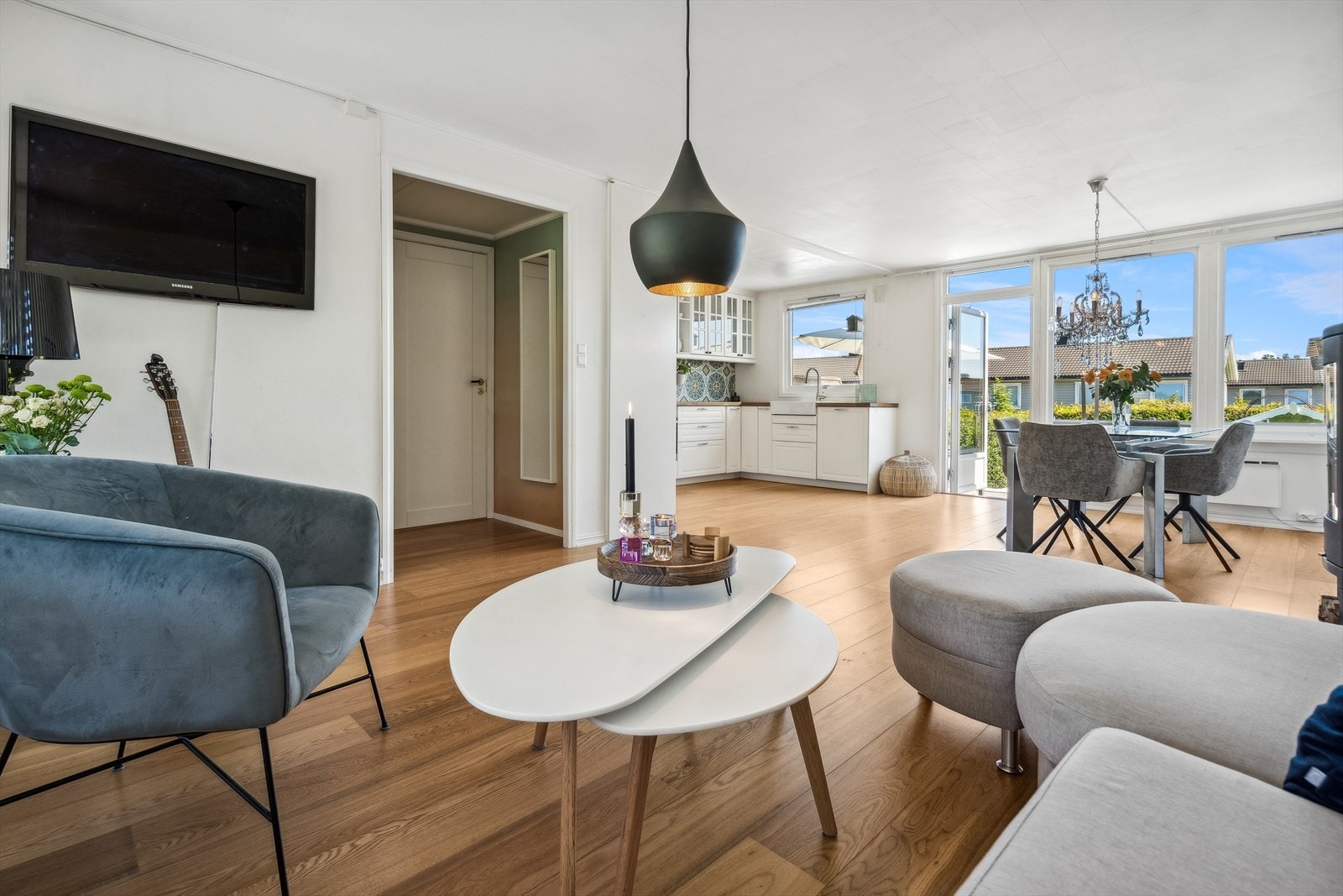 Stuen er lys og hyggelig, og kan enkelt møbleres etter eget ønske. Galleribilde