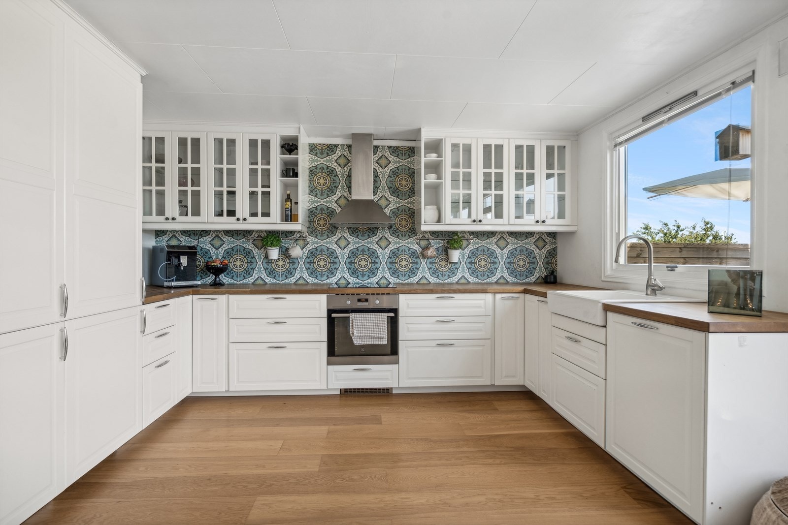 Kjøkkenet er fra IKEA og har en nydelig utforming. Klassisk stil, med profilerte fronter historiske fliser som gir en fin kontrast. Galleribilde