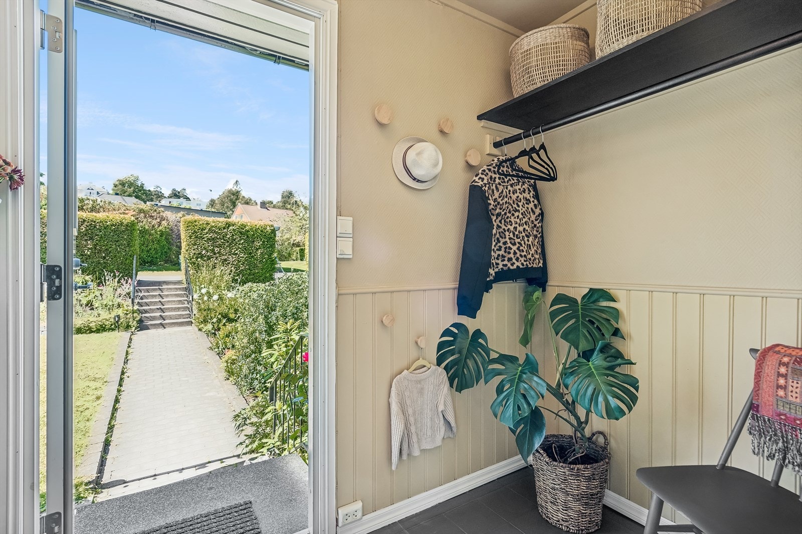 Velkommen! Boligen har nydelige uteplasser på begge sider av huset - med et innbydende inngangsparti via steinlagt gangvei, kantstein og bed. Galleribilde