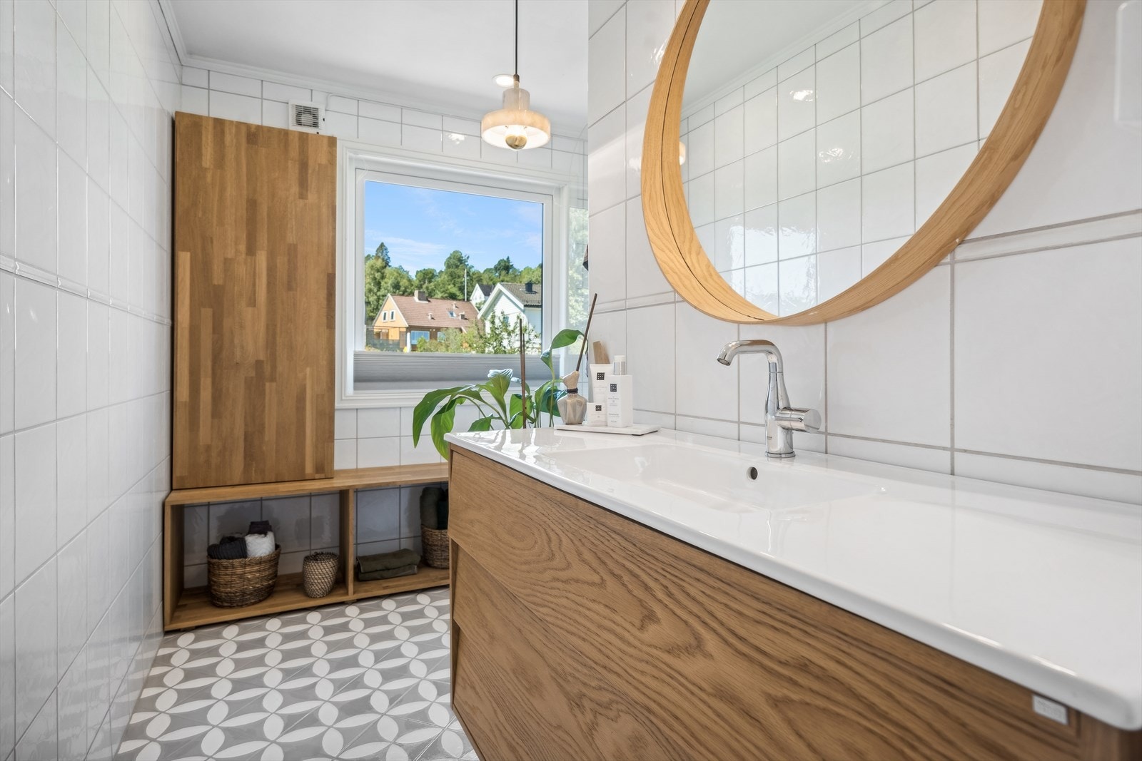 Badet i 2. etasje er flislagt og har elektriske varmekabler i gulv. Galleribilde