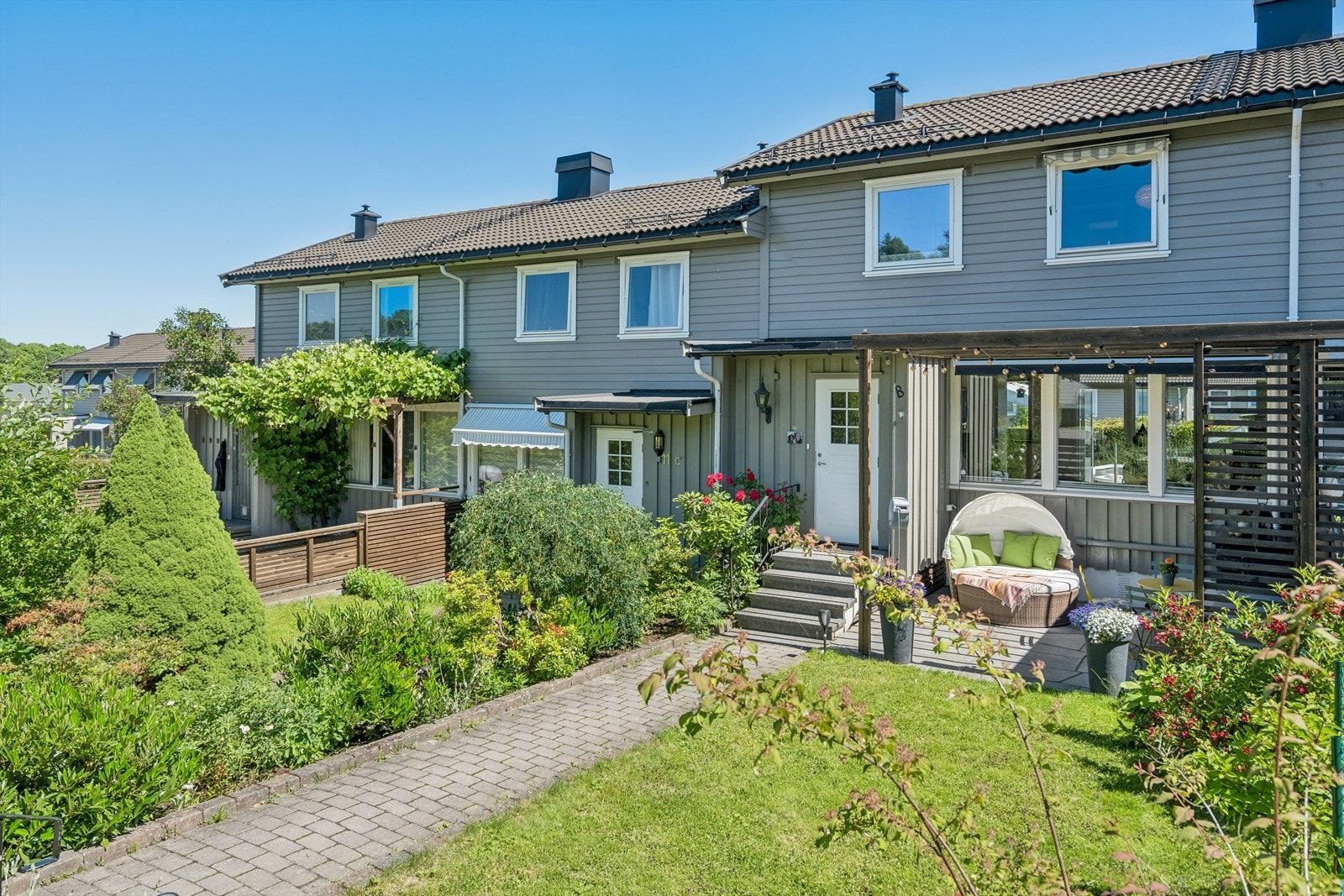 Dette er et tiltalende og innoldsrikt rekkehus med attraktiv beliggenhet i et rolig og etablert boligområde på Bryggerijordet på Teie. Galleribilde