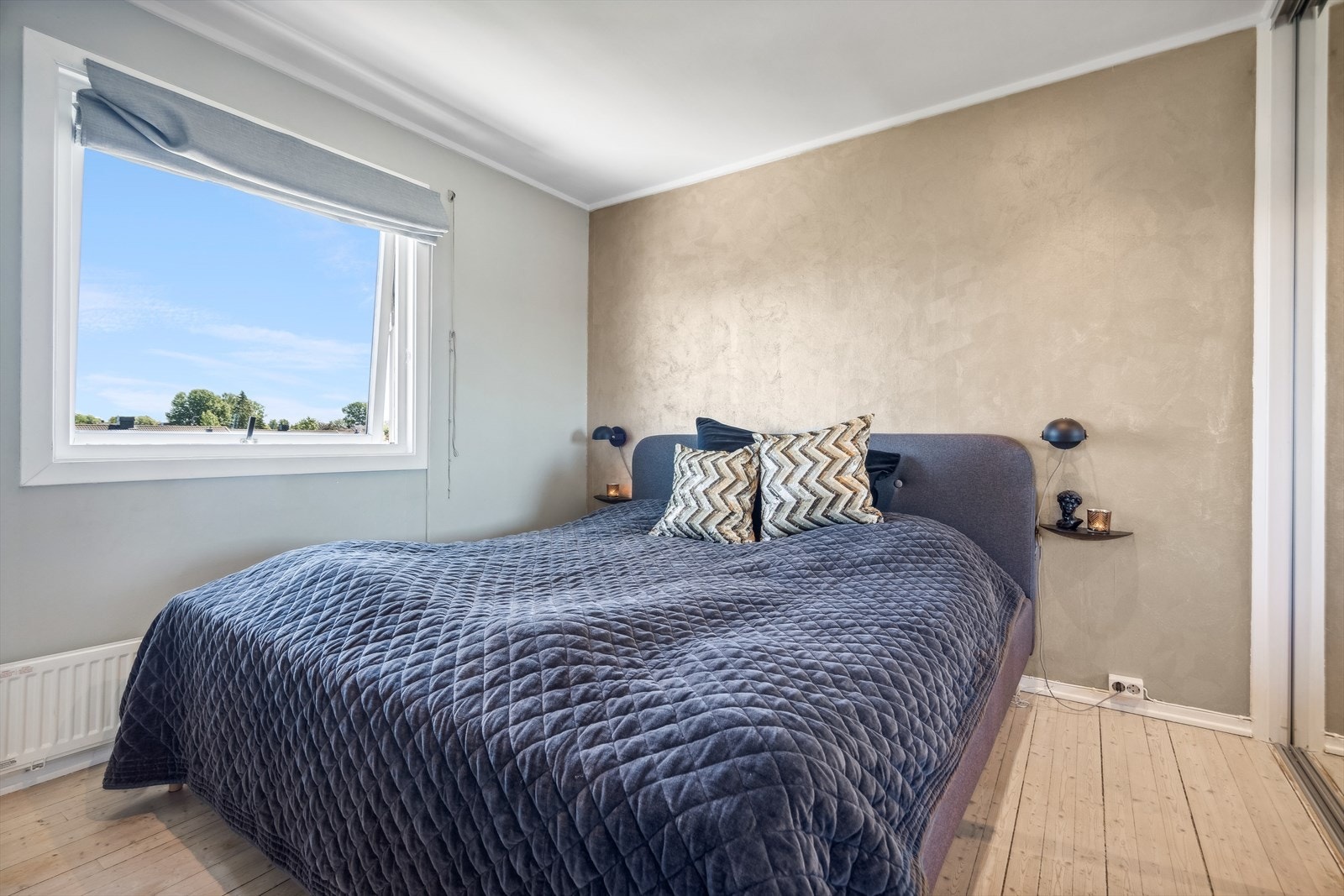 Velkommen opp! I 2. etasje ligger boligens soverom og bad - her fra hovedsoverommet. Galleribilde