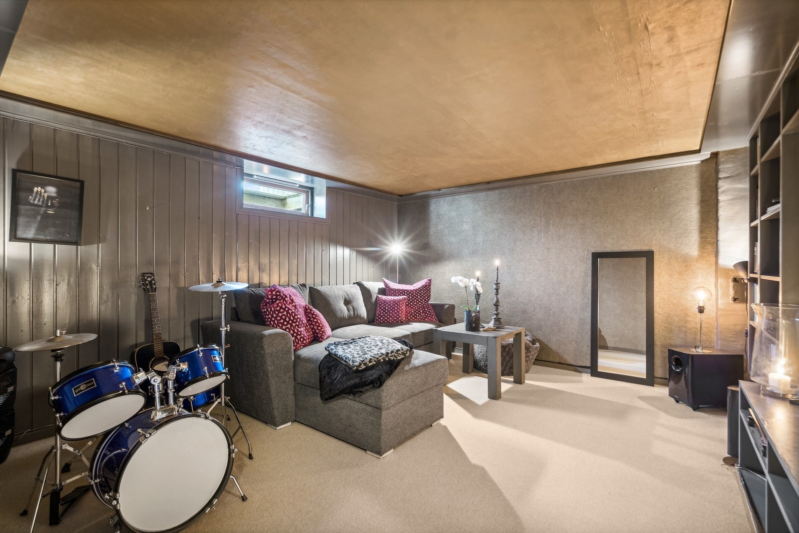 Opprinnelig disponibeltrom er omgjort til kjellerstue (ikke omsøkt/bruksendret). Vinduet er byttet til nytt rømningsvindu etter bildene ble tatt i sommer. Galleribilde