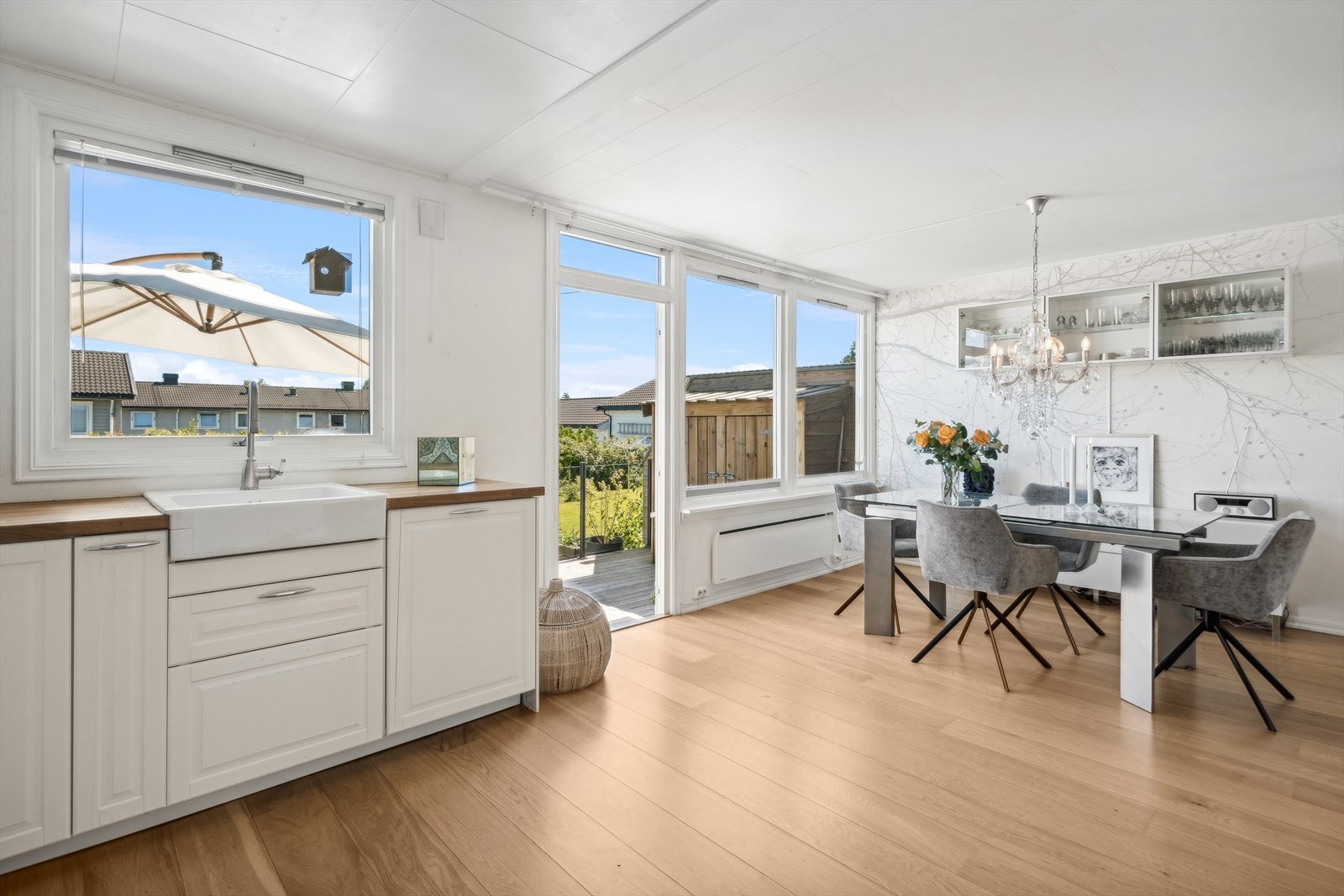 Boligen er gjennomgående og får masse naturlig lys fra mange og store vinduer fra to sider i rommet, og med direkte adkomst ut på den ene siden hvor det er stor terrasse og hage. Galleribilde