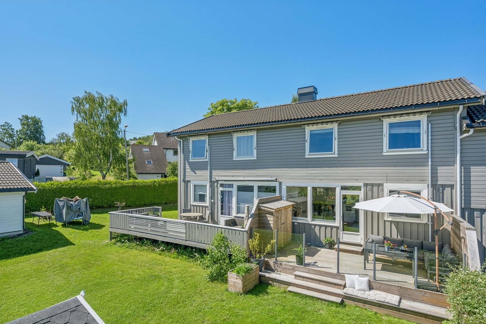 Terrassen fungerer som en naturlig forlengelse av oppholdsrommet - perfekt for å åpne opp på varme dager. Galleribilde