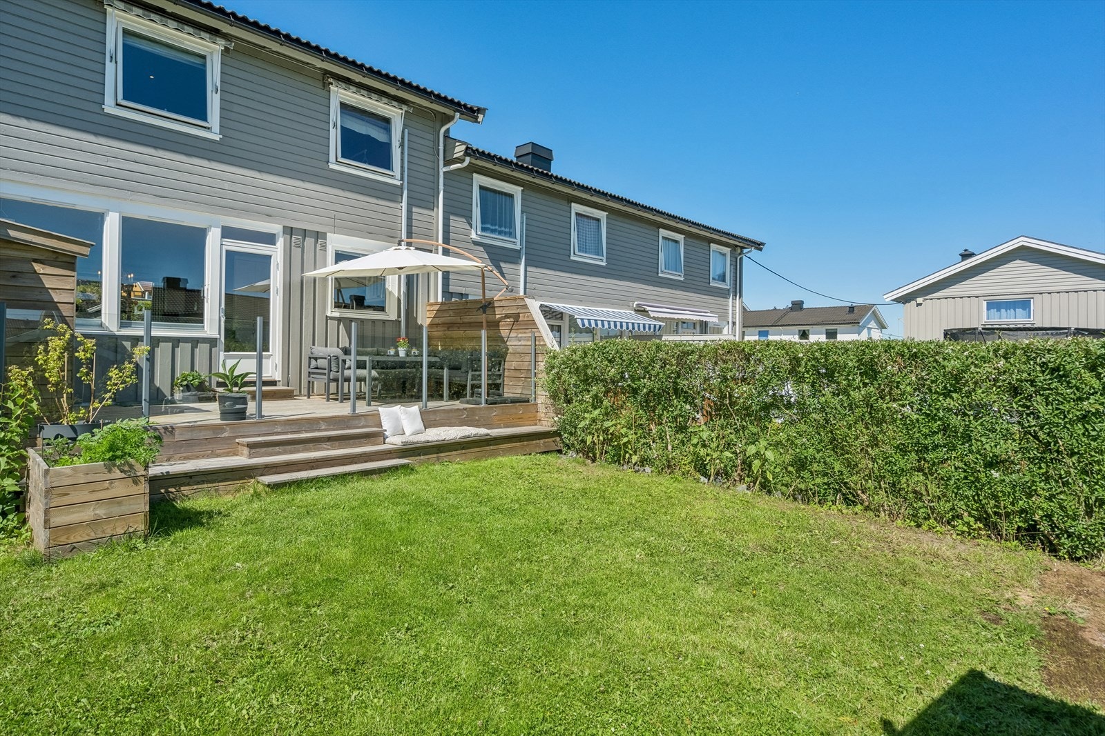 Flott uteplass også bak huset, med stor terrasse og hage. Galleribilde