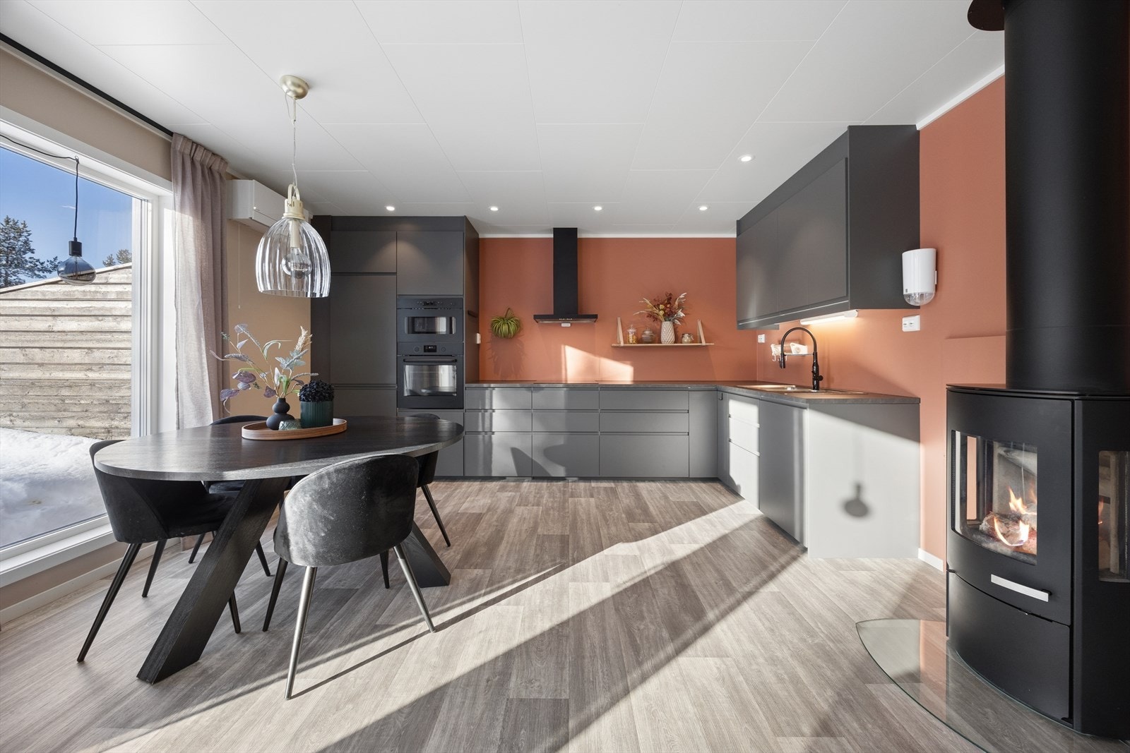 Det er god plass til både sofagruppe og spisebord. Galleribilde