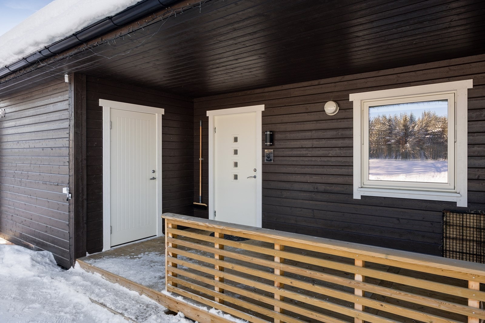 Boligen har et praktisk, overbygd inngangsparti med adkomst både til en utvendig bod og til selve boligen. Galleribilde