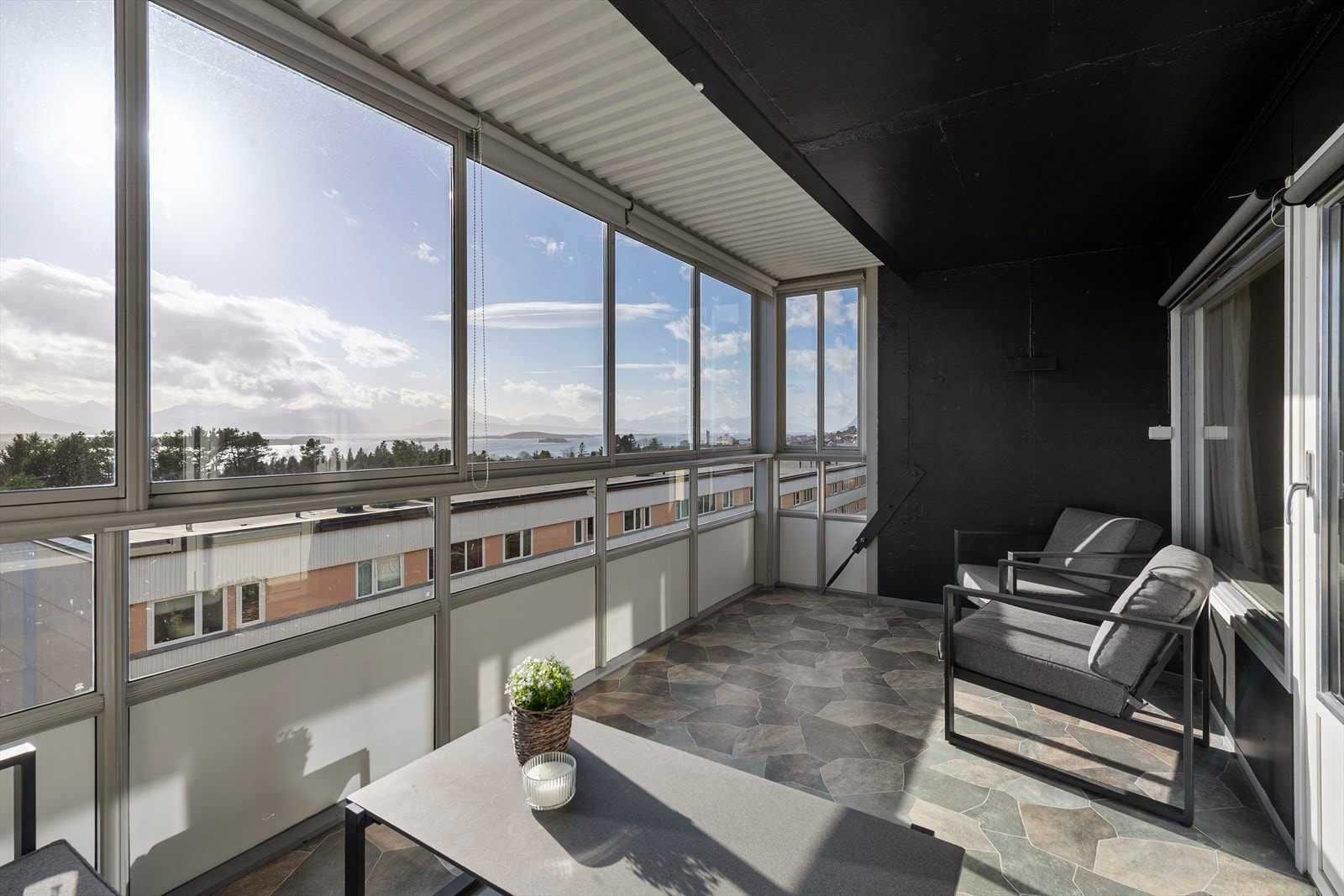 Innglasset balkong Galleribilde