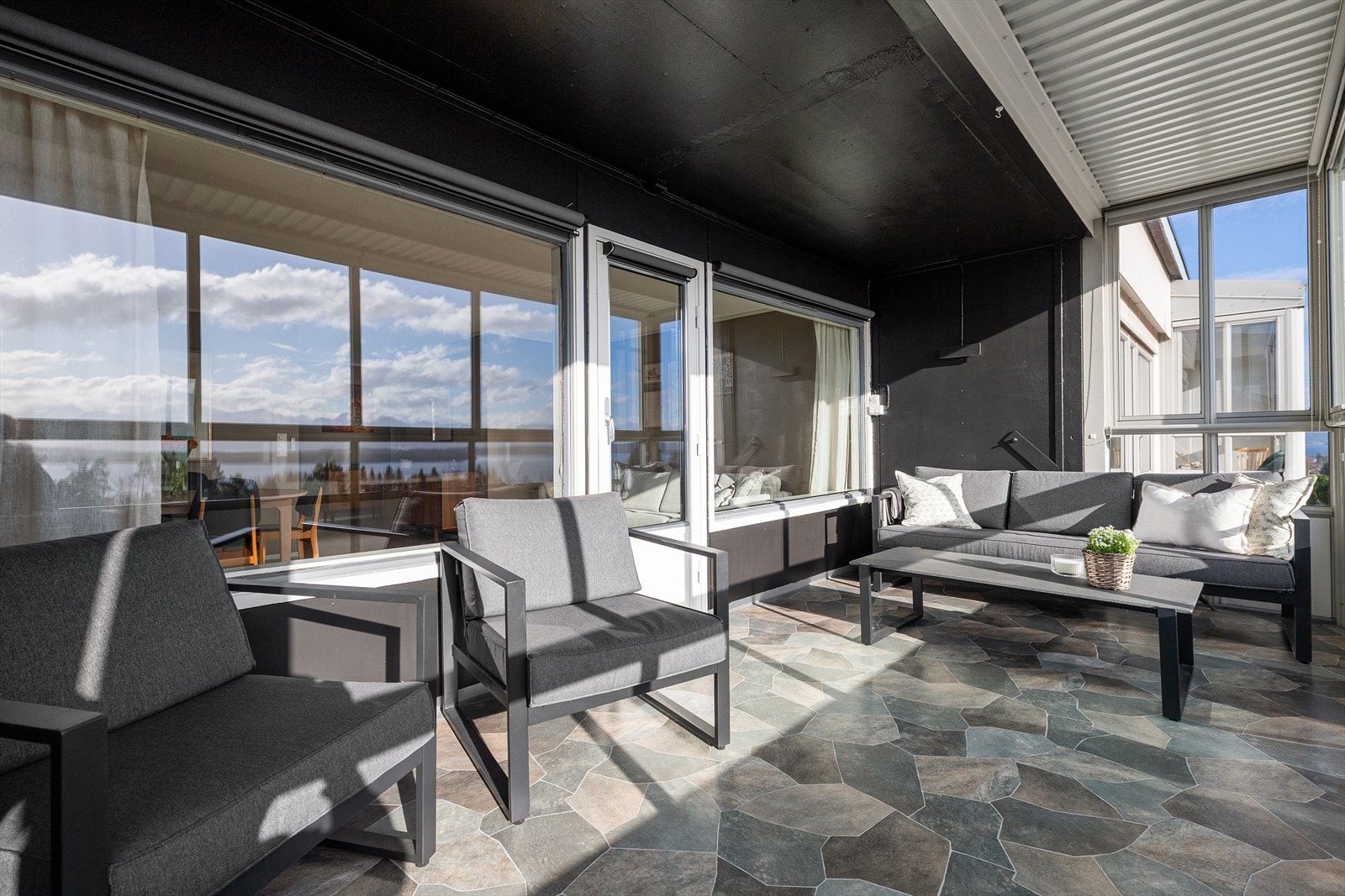 Innglasset balkong Galleribilde