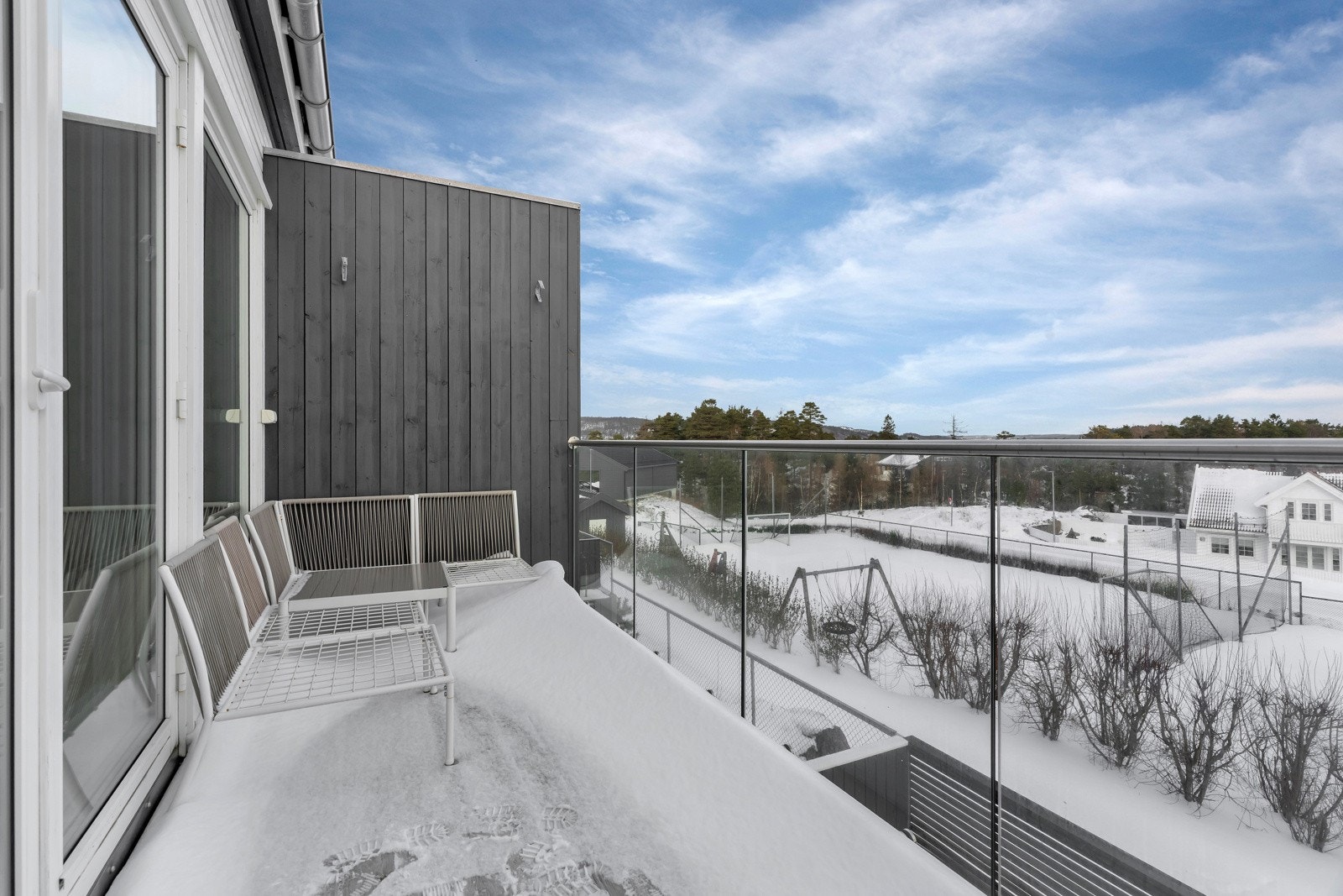 Balkongen er skjermet, har gode solforhold og plass til utemøbler. Galleribilde