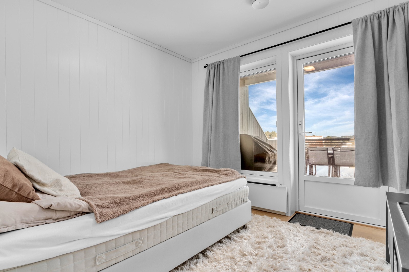 Soverom I har store vindusflater og utgang til stor platting og hage. Galleribilde