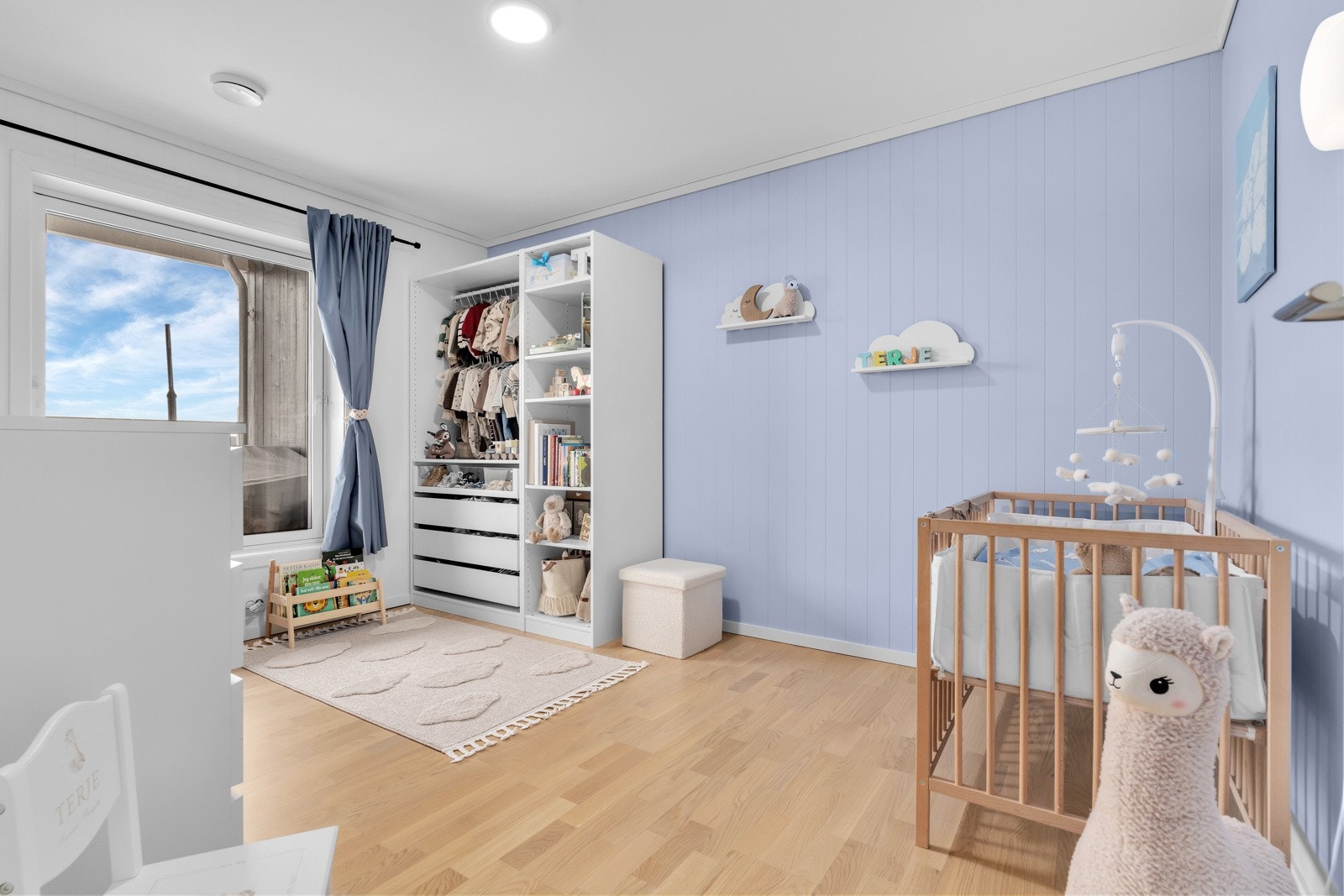 Soverom II har parkett på gulv og panelplater på veggene. Galleribilde