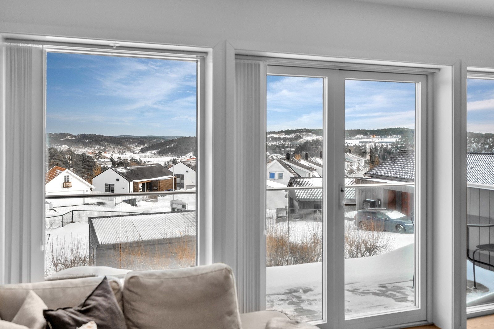 Fra stue/kjøkken har man en flott utsikt mot Jåbekk og Berge. Galleribilde