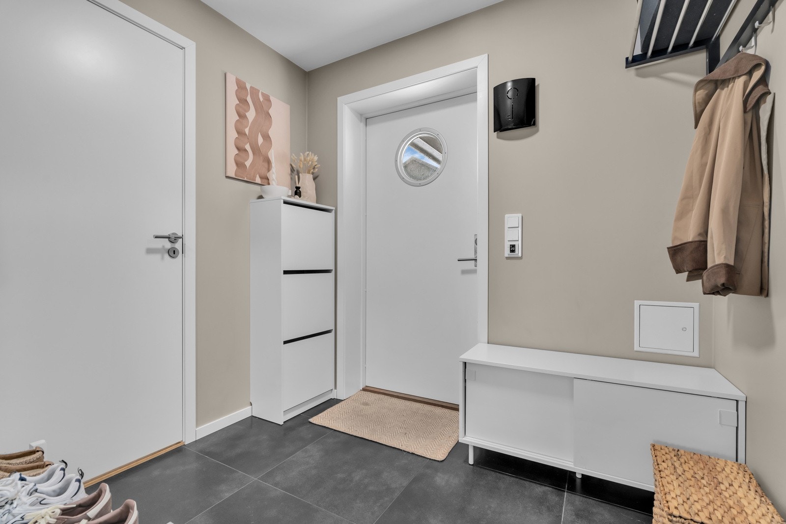 Velkommen inn! Gang med 60*60 flis med varmekabler i gulv og plass til oppheng av tøy. Galleribilde