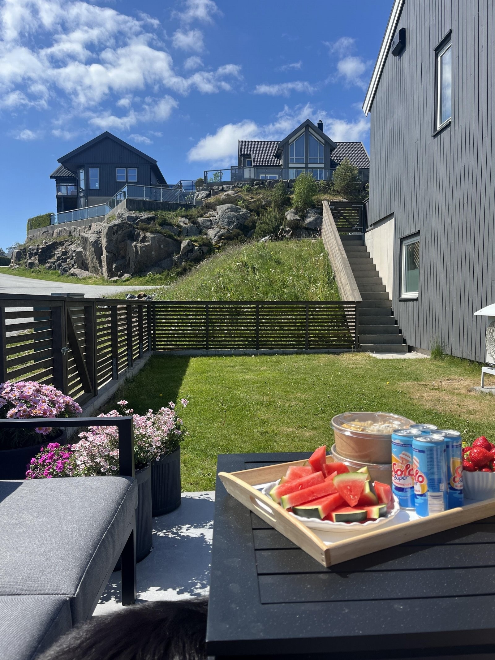 Det går trapp ned langs boligen til hagen. Galleribilde