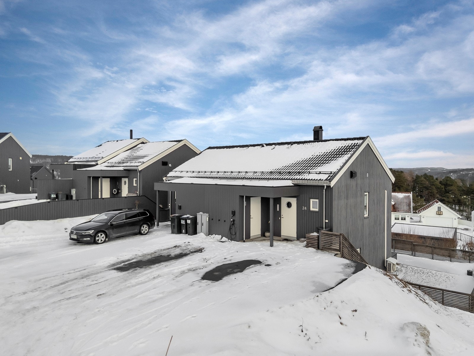 Boligen har en praktisk, isolert utvendig bod med strøm ved inngangspartiet, og trapp ned til hagen. Galleribilde