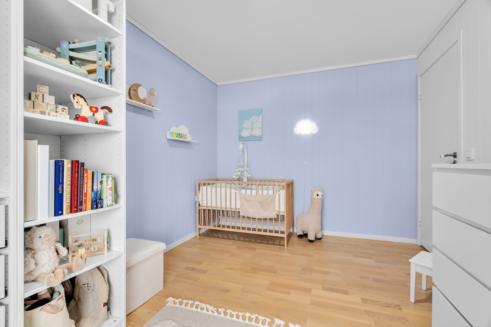 Soverom II med god plass til ulik type møblering. Galleribilde