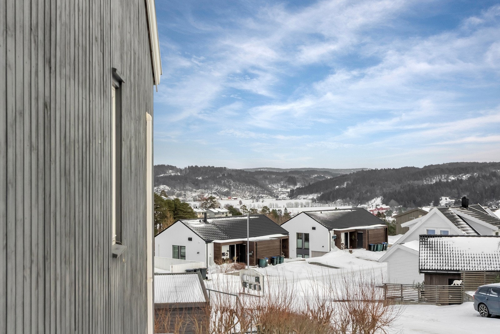 Fin utsikt mot natur og omgivelsene fra uteområdet. Galleribilde