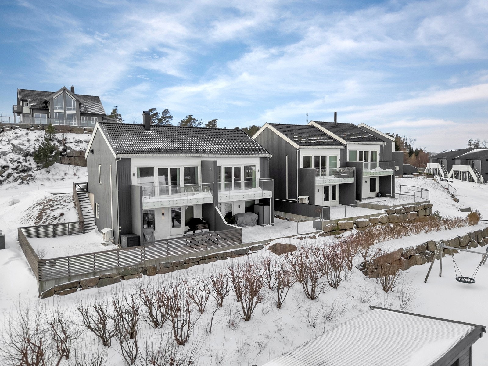 Boligen har en rolig og familievennlig beliggenhet samtidig sentrumsnært med Mandal sentrum en kort sykkeltur unna. Galleribilde