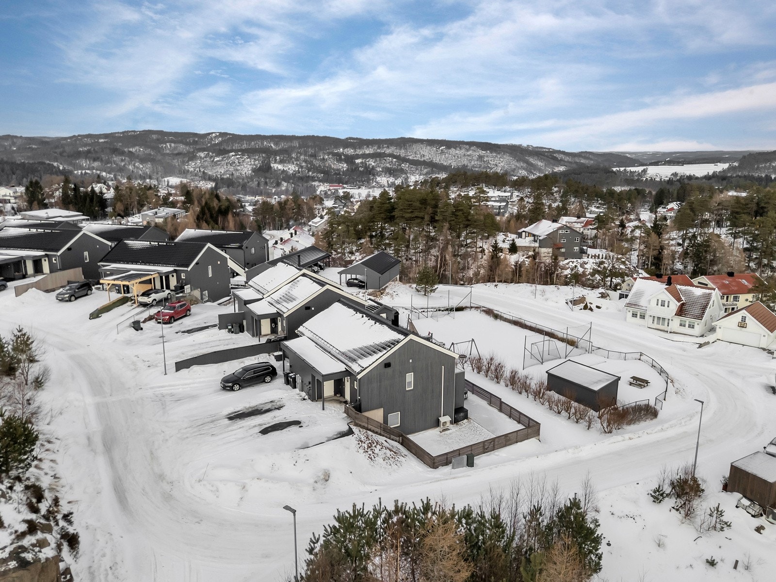 I nærområdet er det flere lekeplasser, fotballbaner, badeplasser og flotte turområder med stier til bl.a Kua og Nodeviga. Galleribilde