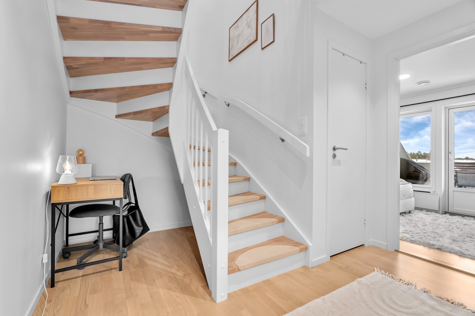 Trappen er tett med kontorplass/lagringsplass under. Fra gangen i underetasjen er det adkomst til bod, bad og 3 soverom. Galleribilde