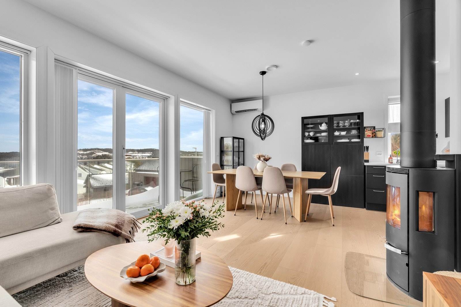 Boligen er fra 2020 og har stue/kjøkken med enstavs parkettgulv fra U9Q-floor, peisovn og store vindusflater med flott utsikt. Galleribilde