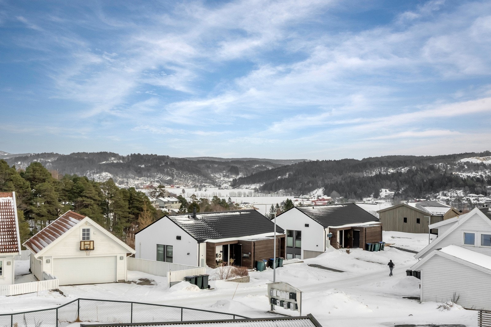 Man har utsyn mot flott natur mot landlige Jåbekk. Galleribilde