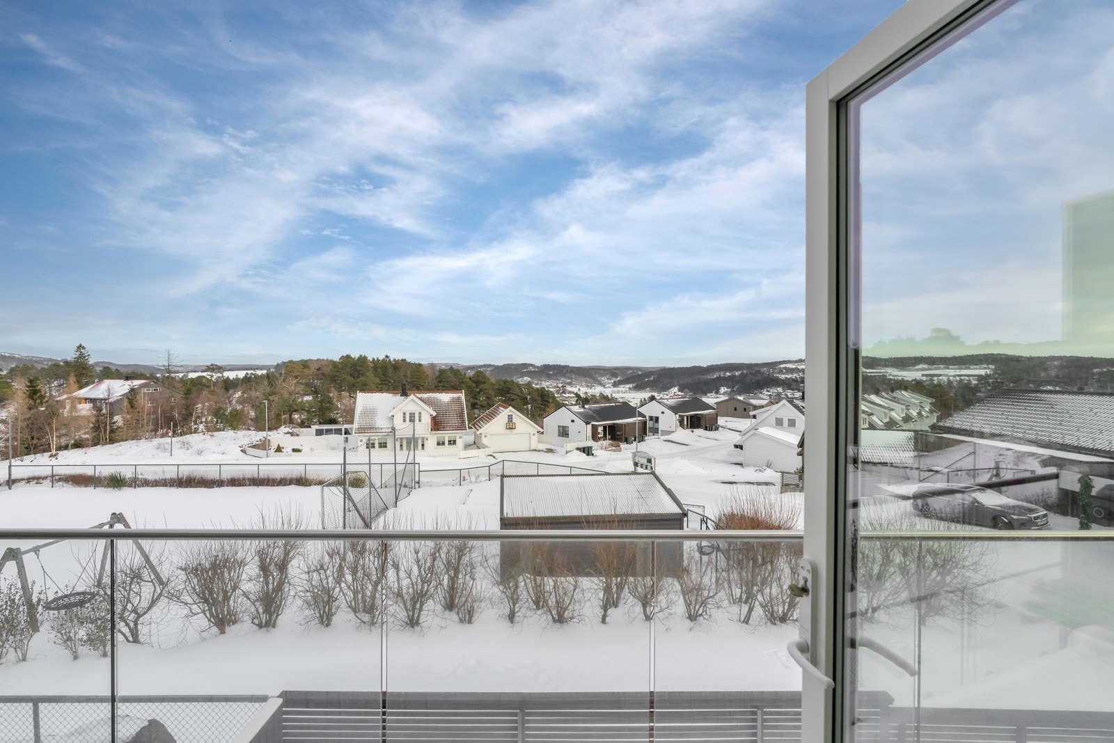 I forkant av boligen er det opparbeidet et pent fellesområde med ballbinge, gapahuk og lekeplass. Galleribilde