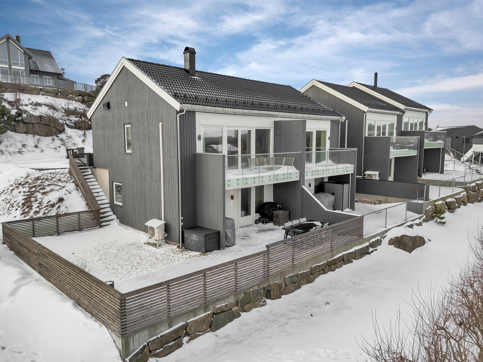 Velkommen til Lauras vei 24! Innbydende og lekker tomannsbolig på endetomt. Balkong, stor platting og plen. Familievennlig beliggenhet. Galleribilde