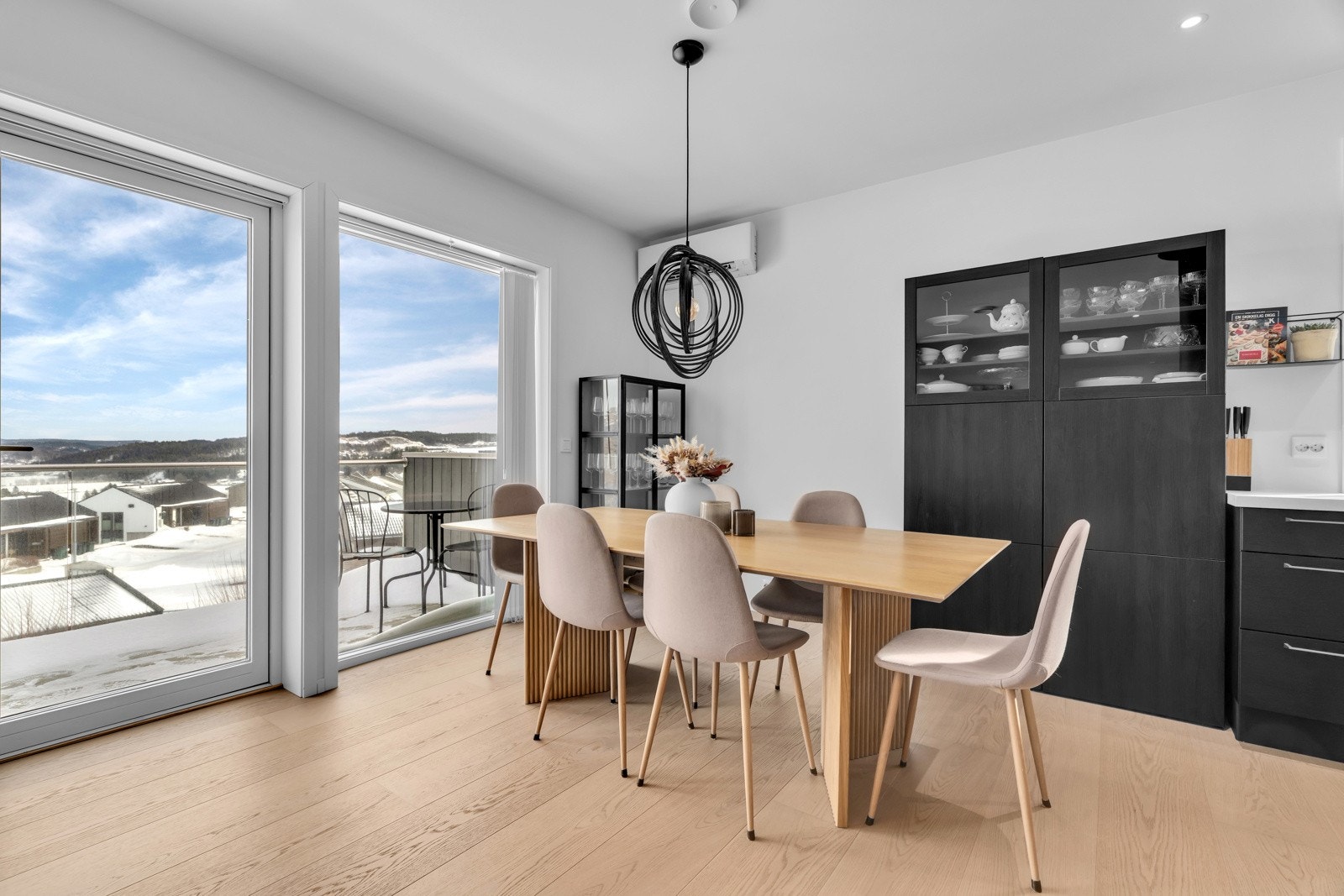 Fra spisestuedelen kan man også nyte den fine utsikten. Galleribilde