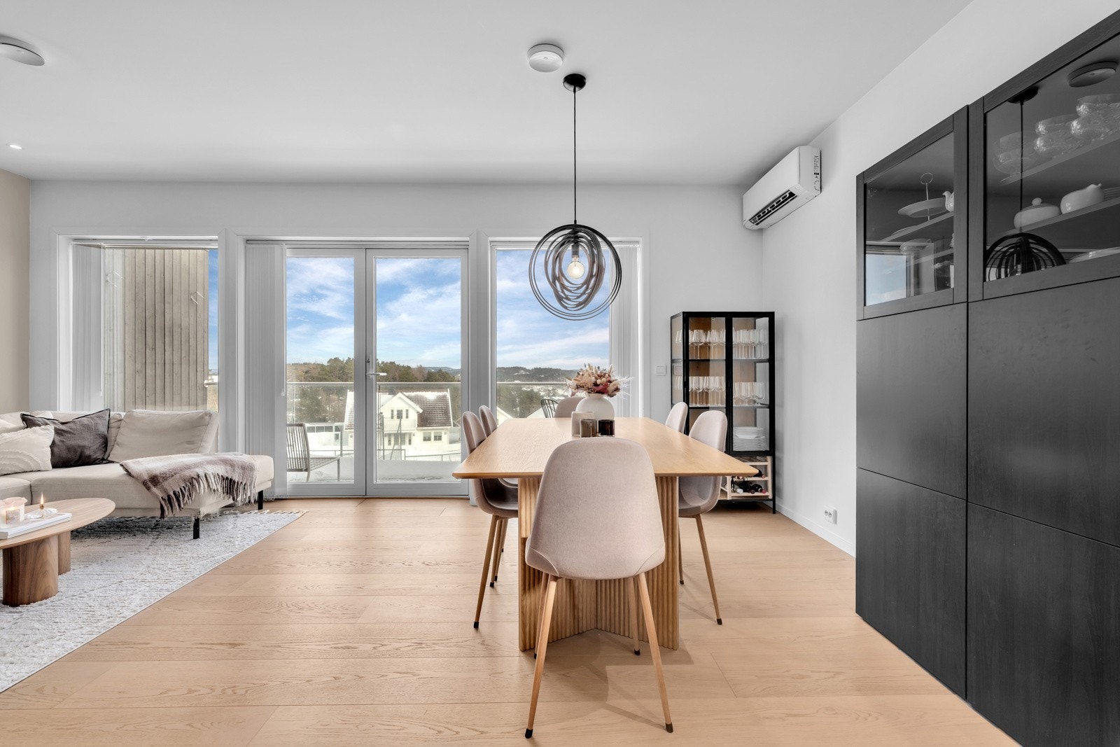 Stue/kjøkken har store vindusflater og utgang til balkong. Galleribilde