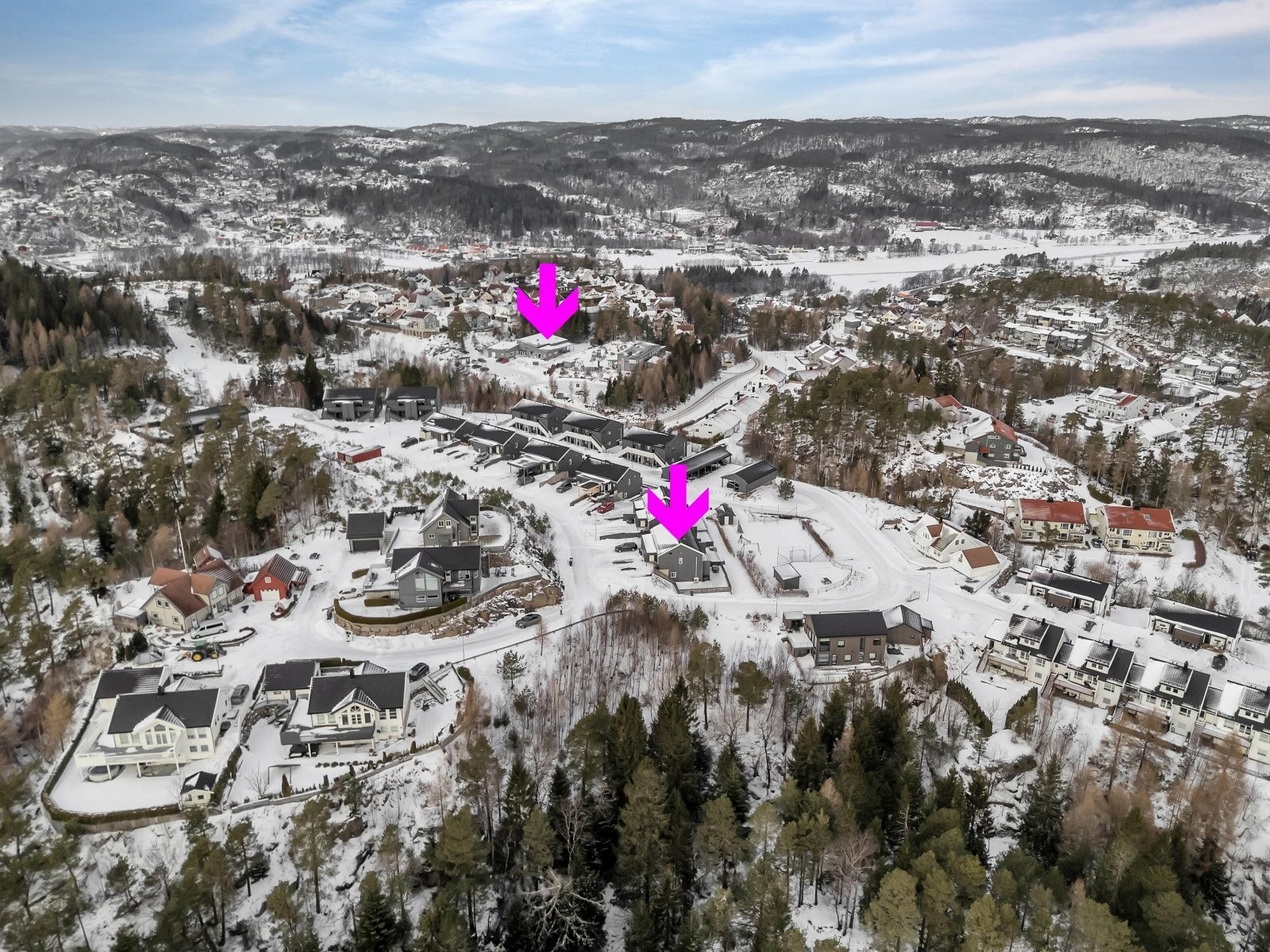 Boligen ligger på Skinsnesheia i et familievennlig boligfelt med kun noen minutters gange til nærmeste barnehage og kort vei til skoler. Galleribilde