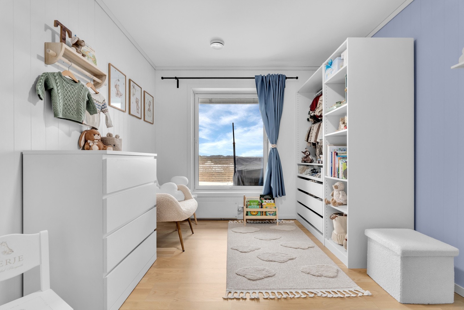 Soverom II er av en god størrelse med stor vindusflate. Galleribilde