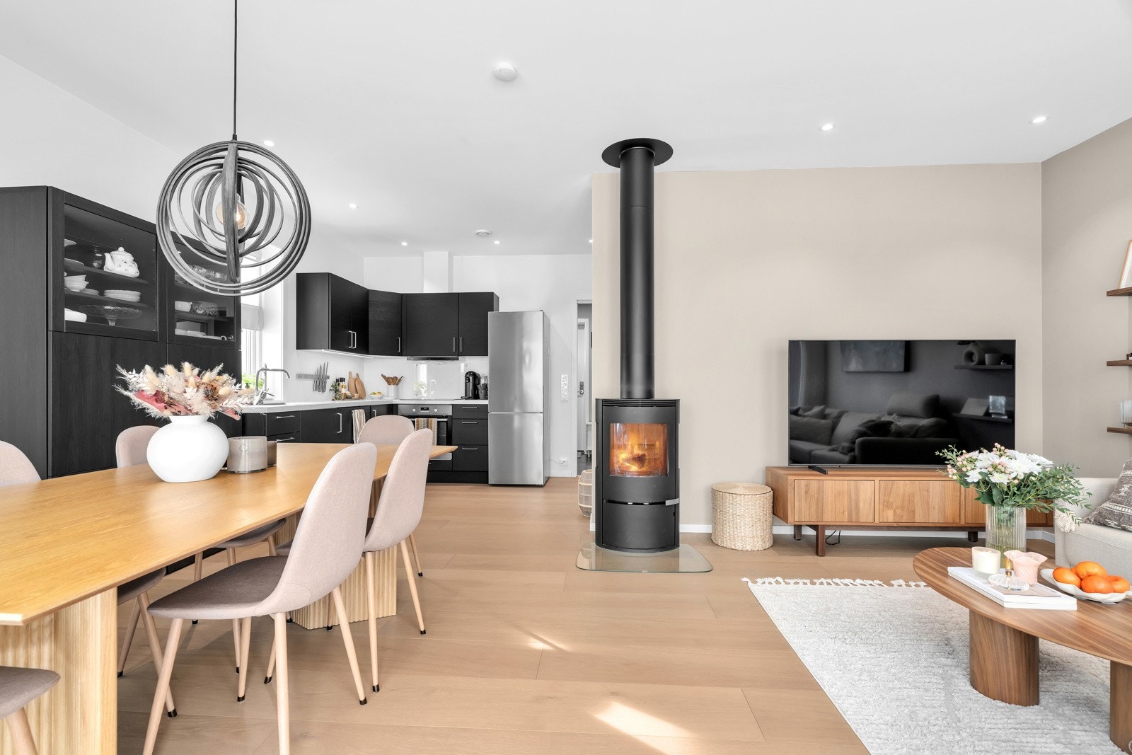 Det er installert peisovn i senter av stue/kjøkken som skaper en god atmosfære. Galleribilde