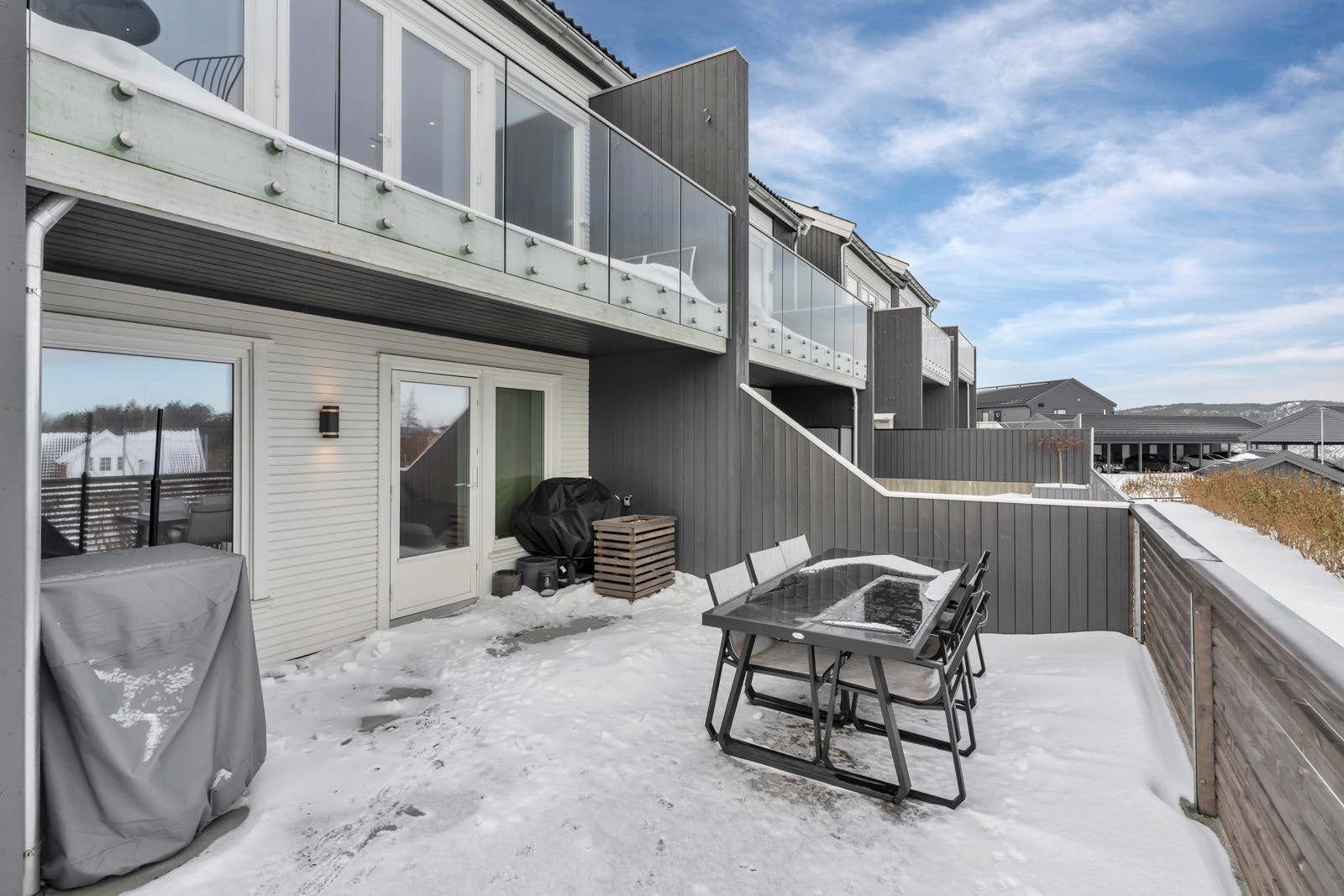 På plattingen er det god plass til utemøbler, grill m.m Galleribilde