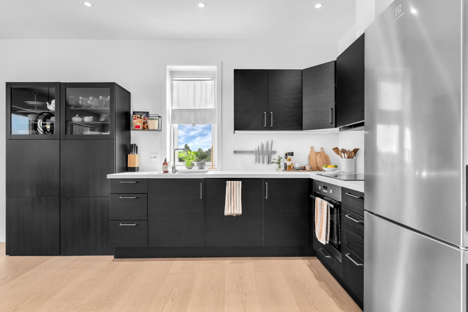 Kjøkkenet er moderne og flott og har delvis integrerte hvitevarer. Galleribilde