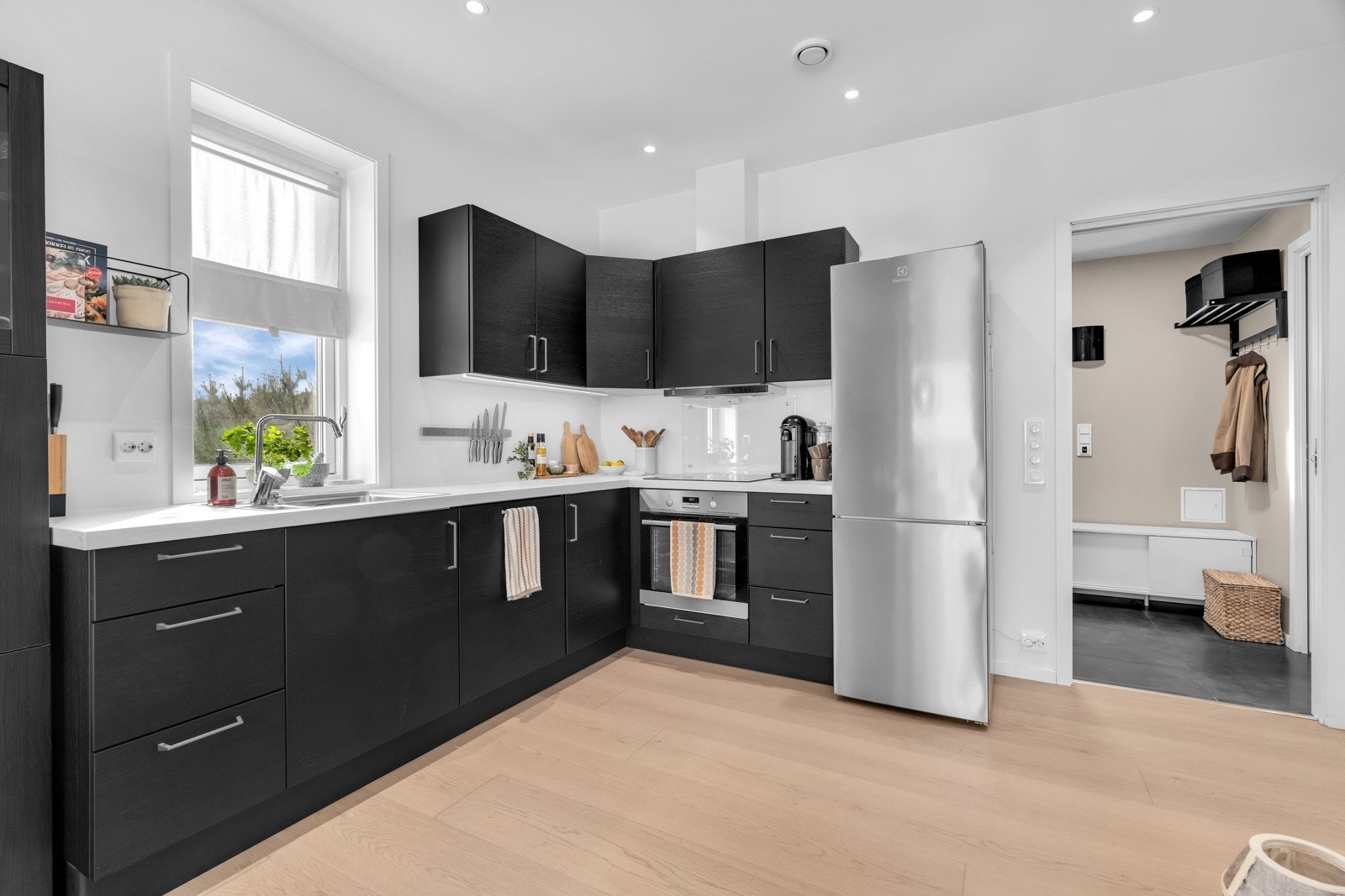 Flott sort kjøkken fra Strai Kjøkken med god skapplass. Galleribilde