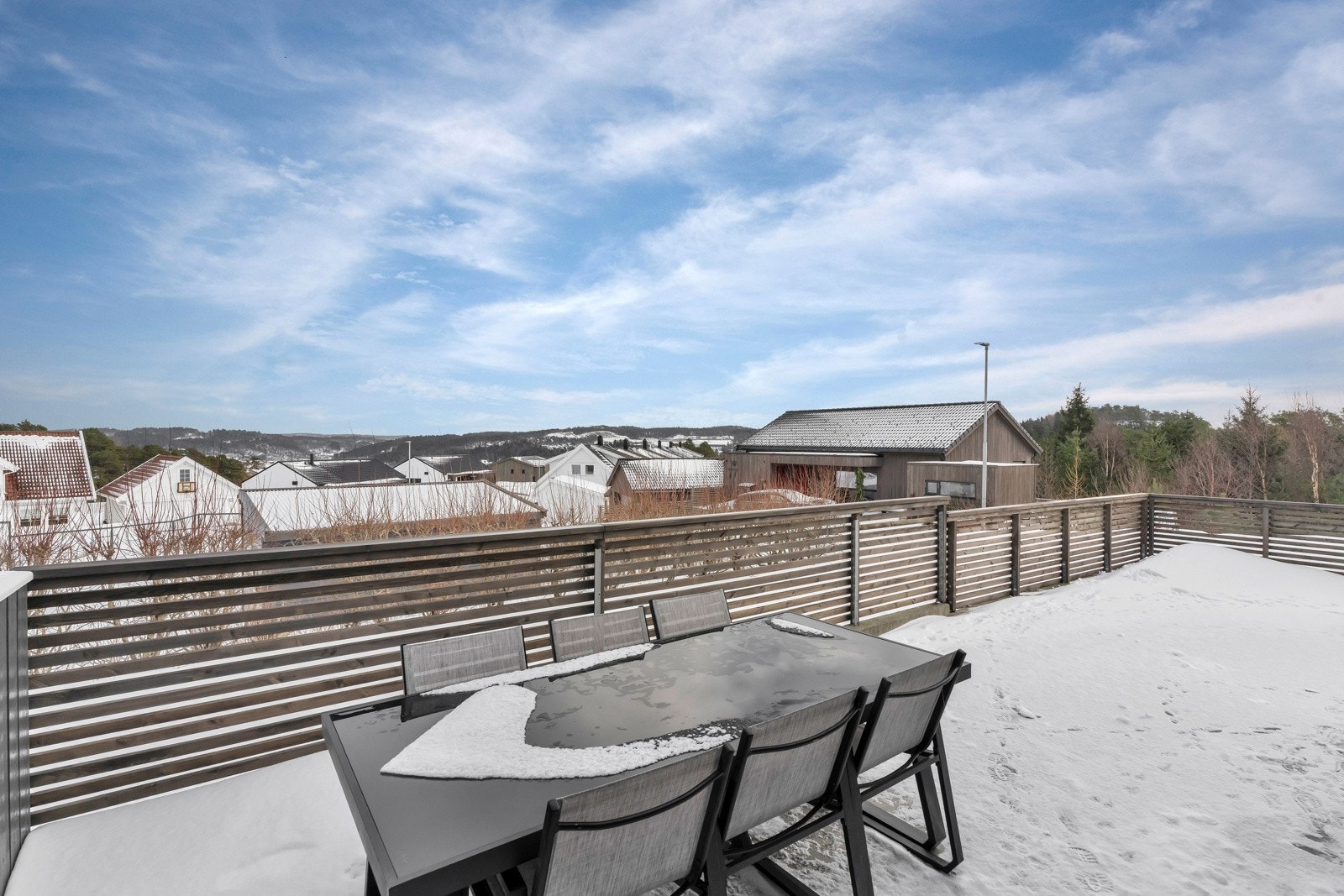 Fra plattingen og uteområdet har man fin utsikt mot omgivelsene. Galleribilde